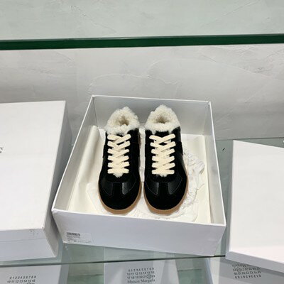 ↓Maison Margielaのアイテム一覧はこちらから↓ 商品説明素材-サイズ - ブランドMaison Margiela注意 ・ブランド公式の商品画像を使用しておりますが、お客様のモニターや照明等の影響により画面上と実物で色味が異なって見える場合がございます。 ・海外製品のため国内品と比較して基準が甘く、外箱やショッパーにつぶれや細かい傷がある場合がございます。 ・ご注文後のキャンセル・返品・交換は原則対応できかねますが、ご相談には柔軟に対応させていただきますのでお気軽にお問い合わせください。 ・人気商品のため在庫状況の変動が激しいです。お手数ではございますがご購入前にお問い合わせより在庫確認をお願いします。確認無しでのご注文後に在庫切れの際はその旨ご連絡させていただきますことご了承ください。 ・参考サイズはあくまで目安です。詳細はお気軽にお問い合わせください。 ※ご注文の前に会社概要のご確認を宜しくお願い致します。