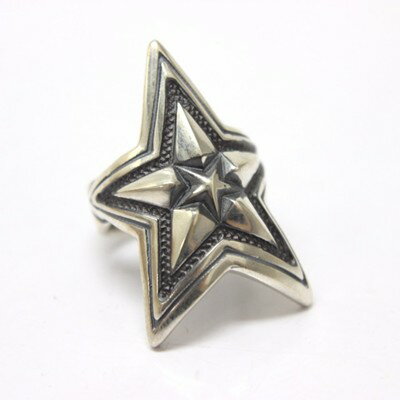 ↓CODY SANDERSONのアイテム一覧はこちらから↓ 商品説明素材silver925サイズ - ブランドCODY SANDERSON注意 ・ブランド公式の商品画像を使用しておりますが、お客様のモニターや照明等の影響により画面上と実物で色味が異なって見える場合がございます。 ・海外製品のため国内品と比較して基準が甘く、外箱やショッパーにつぶれや細かい傷がある場合がございます。 ・ご注文後のキャンセル・返品・交換は原則対応できかねますが、ご相談には柔軟に対応させていただきますのでお気軽にお問い合わせください。 ・人気商品のため在庫状況の変動が激しいです。お手数ではございますがご購入前にお問い合わせより在庫確認をお願いします。確認無しでのご注文後に在庫切れの際はその旨ご連絡させていただきますことご了承ください。 ・参考サイズはあくまで目安です。詳細はお気軽にお問い合わせください。 ※日本国内の正規取り扱い店で購入時に付属のCODY SANDERSONと記載のボックス・ギャランティカード等の付属品はございません。 米国本店の公式HPにも掲載の通り、ローカルなインディアンジュエリー専門店でのみ少量販売されております。米国では付属品付き販売されておりませんため、直接買い付けの弊社では国内取扱店独自発行のギャランティカード等は発行しておりません。 ※ご注文の前に会社概要のご確認を宜しくお願い致します。