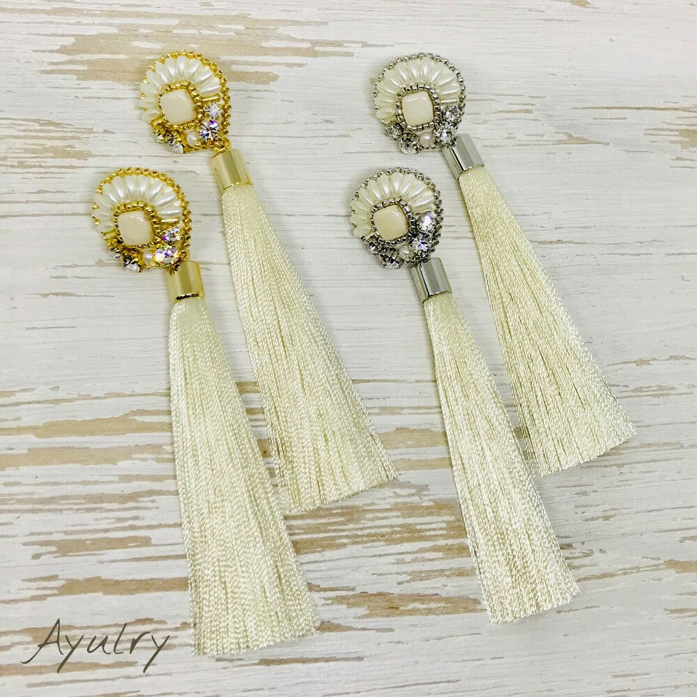 Rakuten - 【メール便送料無料】刺繍で合わせたビーズやパールと綺麗な光沢の白いロングタッセルのピアスホワイト×ゴールド・シルバー純チタンピアス・イヤリング