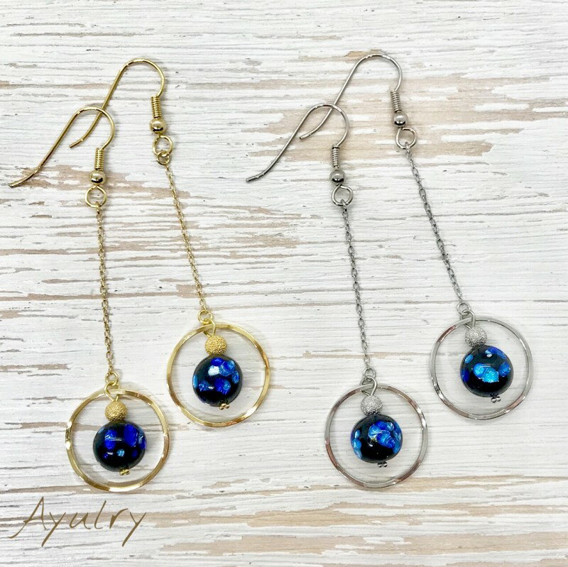 【メール便送料無料】深い青色のホタル玉(ガラス玉)をメタルリングに浮かべたロングピアスゴールド・シルバーほたる玉＊とんぼ玉＊トンボ玉金属アレルギー対応サージカルステンレスピアス＊純チタン＊樹脂＊イヤリング＊ノンホール＊ポスト変更無料