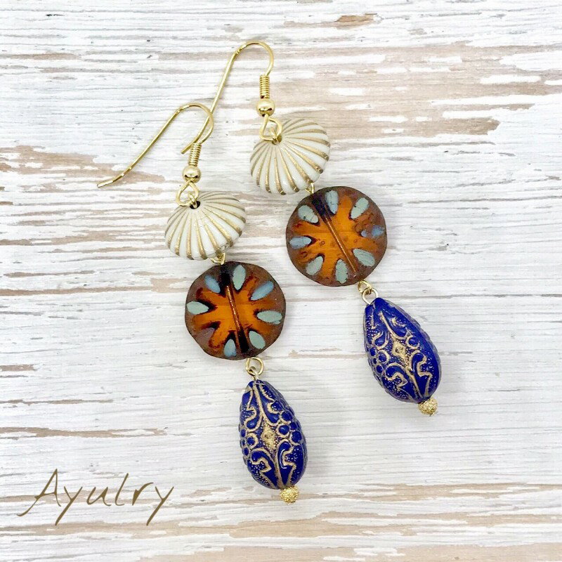 【メール便送料無料】異なる3つの個性的で可愛いビーズを連ねたちょっとアンティーク風なピアスゴール..