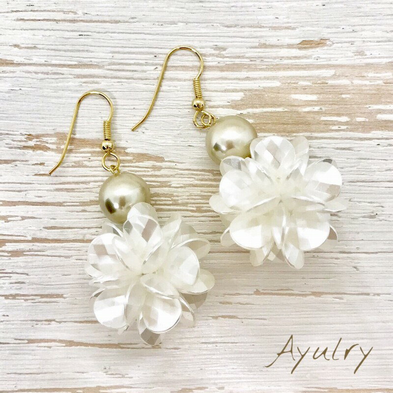 【メール便送料無料】光沢が素敵なホワイト系のパールとパール模様の花びらビーズボールピアスゴールド金属アレルギー対応サージカルステンレスピアス＊純チタン＊樹脂＊イヤリング＊ノンホール＊ポスト変更無料
