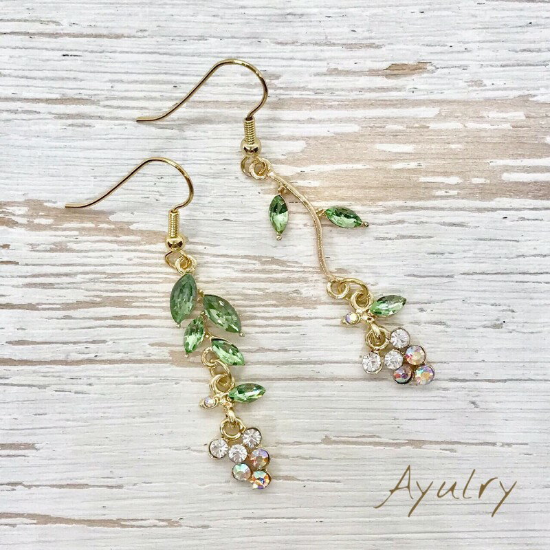 【メール便送料無料】クリアなガラスストーンのブドウとグリーンリーフのアシンメトリーピアスゴールド＊葡萄＊ぶどう＊葉金属アレルギー対応サージカルステンレスピアス＊純チタン＊樹脂＊イヤリング＊ノンホール＊ポスト変更無料