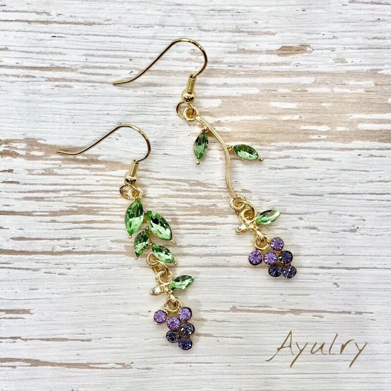 【メール便送料無料】パープルのガラスストーンのブドウとグリーンリーフのアシンメトリーピアスゴールド＊葡萄＊ぶどう＊葉金属アレルギー対応サージカルステンレスピアス＊純チタン＊樹脂＊イヤリング＊ノンホール＊ポスト変更無料
