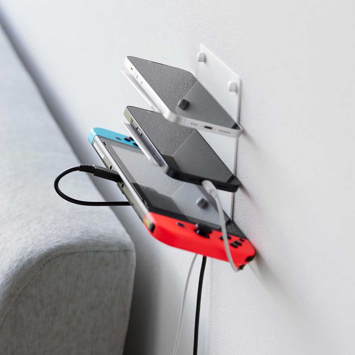 充電スタンド 山崎実業 正規品 tower タワー ウォールモバイル充電＆収納ラック 3段 石こうボード壁対応 壁面に簡単設置の充電ラック 充電ラック 壁掛け 壁付け 充電ステーション ホワイト