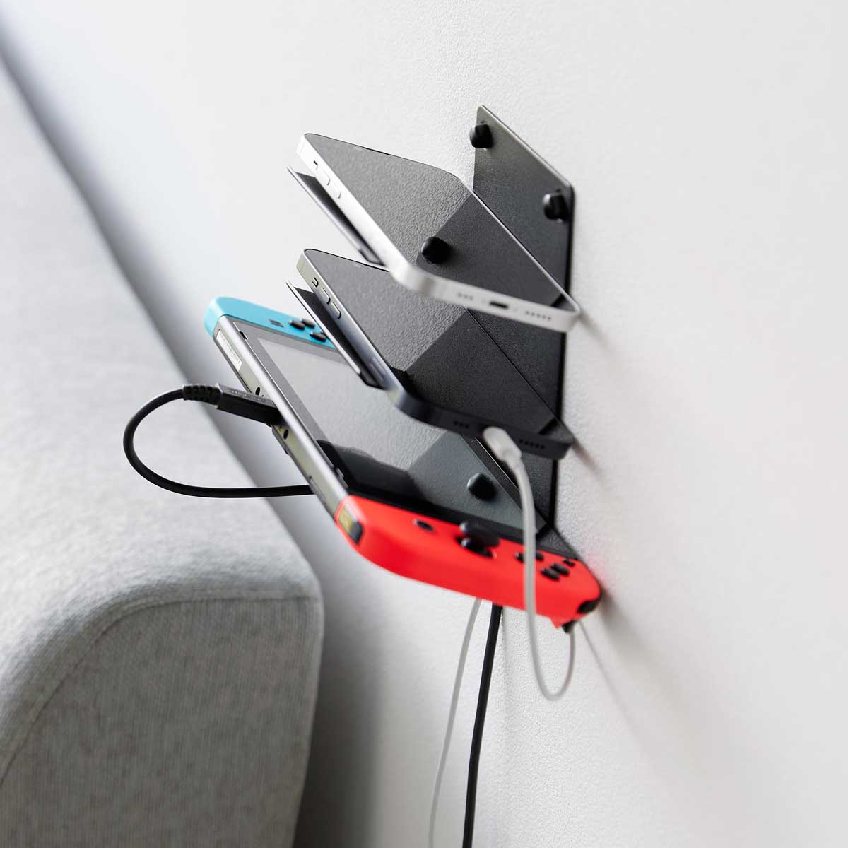 充電スタンド 山崎実業 正規品 tower タワー ウォールモバイル充電＆収納ラック 3段 石こうボード壁対応 壁面に簡単設置の充電ラック 充電ラック 壁掛け 壁付け 充電ステーション ブラック