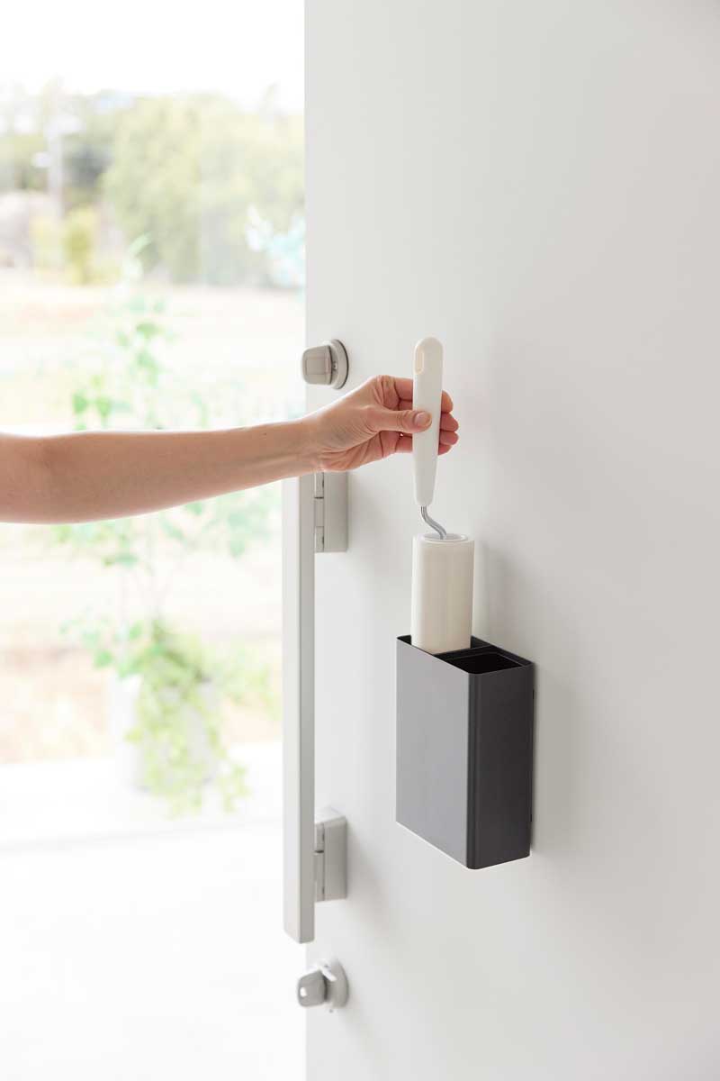 衣類用粘着クリーナースタンド 山崎実業 正規品 tower タワー マグネット粘着クリーナースタンド収納&ダストボックス ダストボックスは取り外し可能 玄関扉 マグネット収納 ミニごみ箱 衣類用粘着ローラー ホルダー ブラック [2]