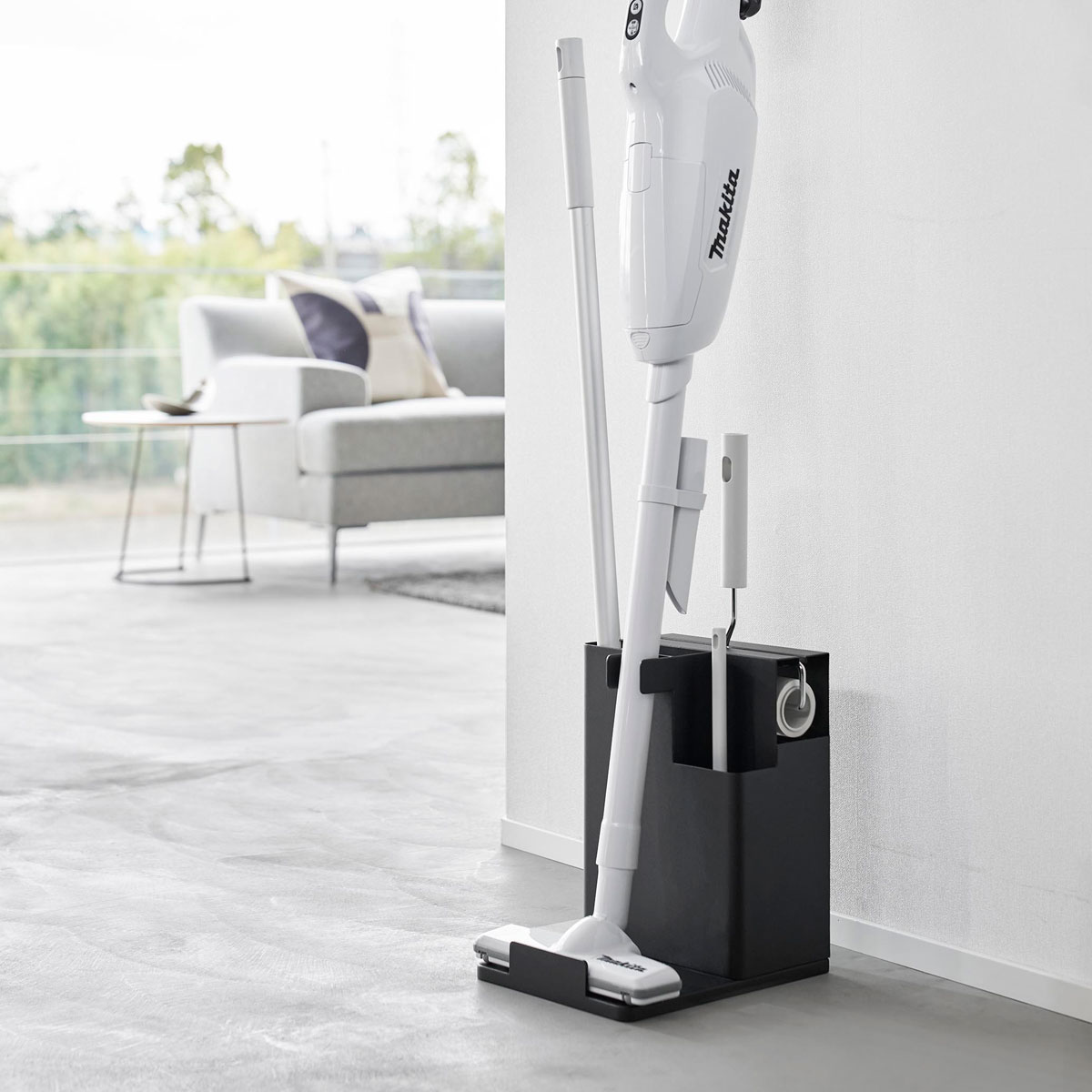 掃除道具収納 山崎実業 正規品 tower タワー スティッククリーナー＆ツールオーガナイザー 掃除ツールを隠してスリムに収納 スティッククリーナースタンド 収納 掃除用具 掃除グッズ 1554 ブラック