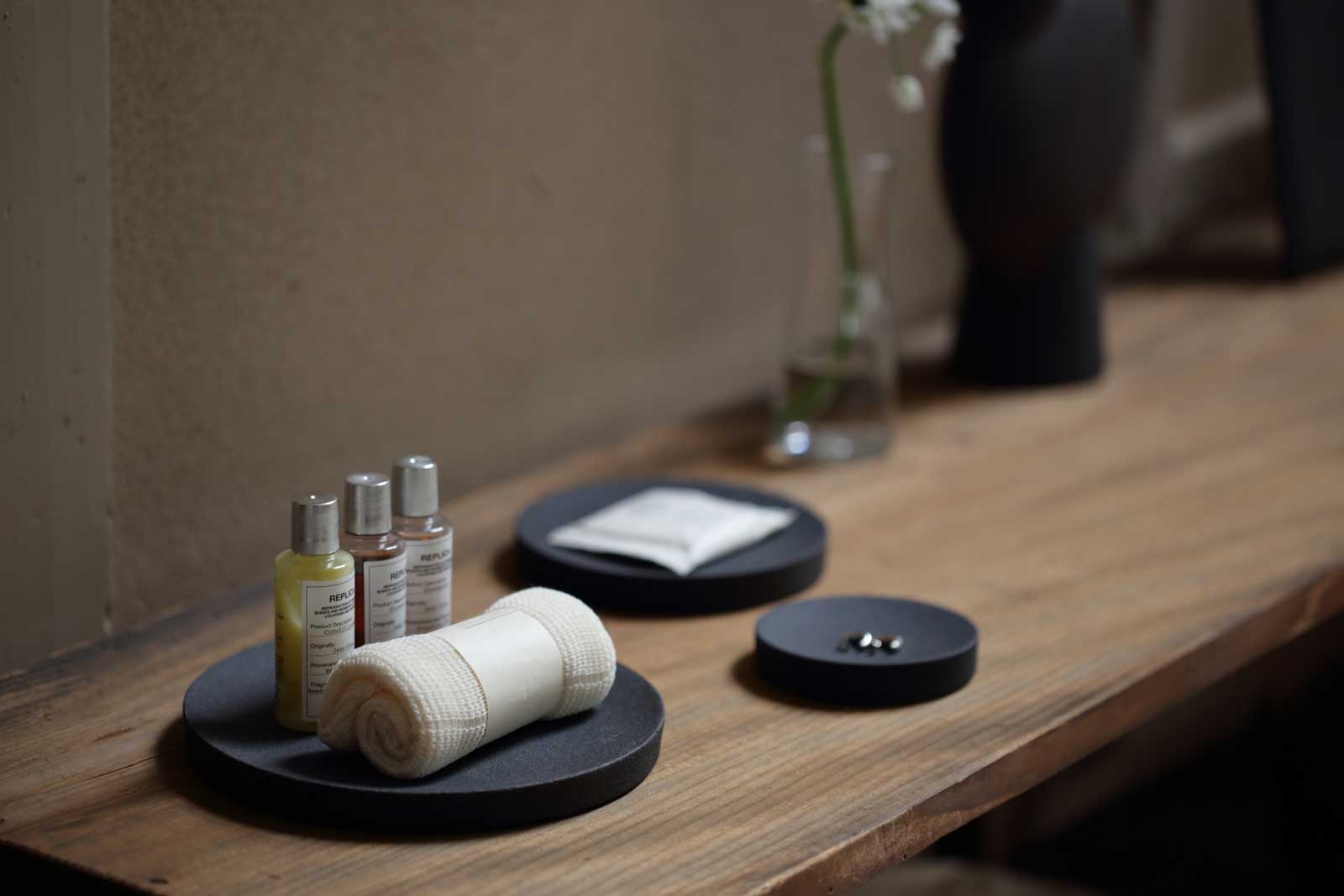 アメニティトレイ 正規品 ideaco イデアコ AMENITY TRAY S ホテルライクな石調素材のトレイ アクセサリートレー 高級感 エレガンス アメニティトレー アメニティトレイ S ストーンサンドブラック [2]