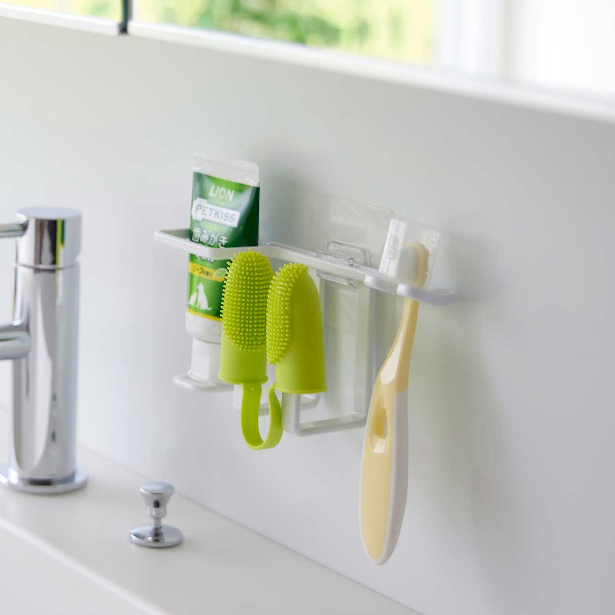 ペット用品 山崎実業 正規品 tower タワー フィルムフックペット用歯磨きセットホルダー 毎日のペット歯磨きを便利に イヌ ネコ 犬用グッズ 猫用グッズ 5308 ホワイト