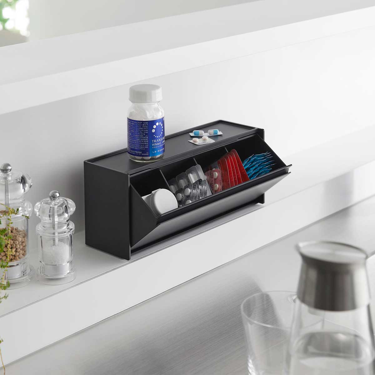 薬ケース 山崎実業 正規品 tower タワー マグネットお薬&サプリメント収納ケース 飲み忘れを防ぐお薬収納ケース 壁付け コンテナ マグネット収納 サプリメントケース 薬入れ 1358 ブラック