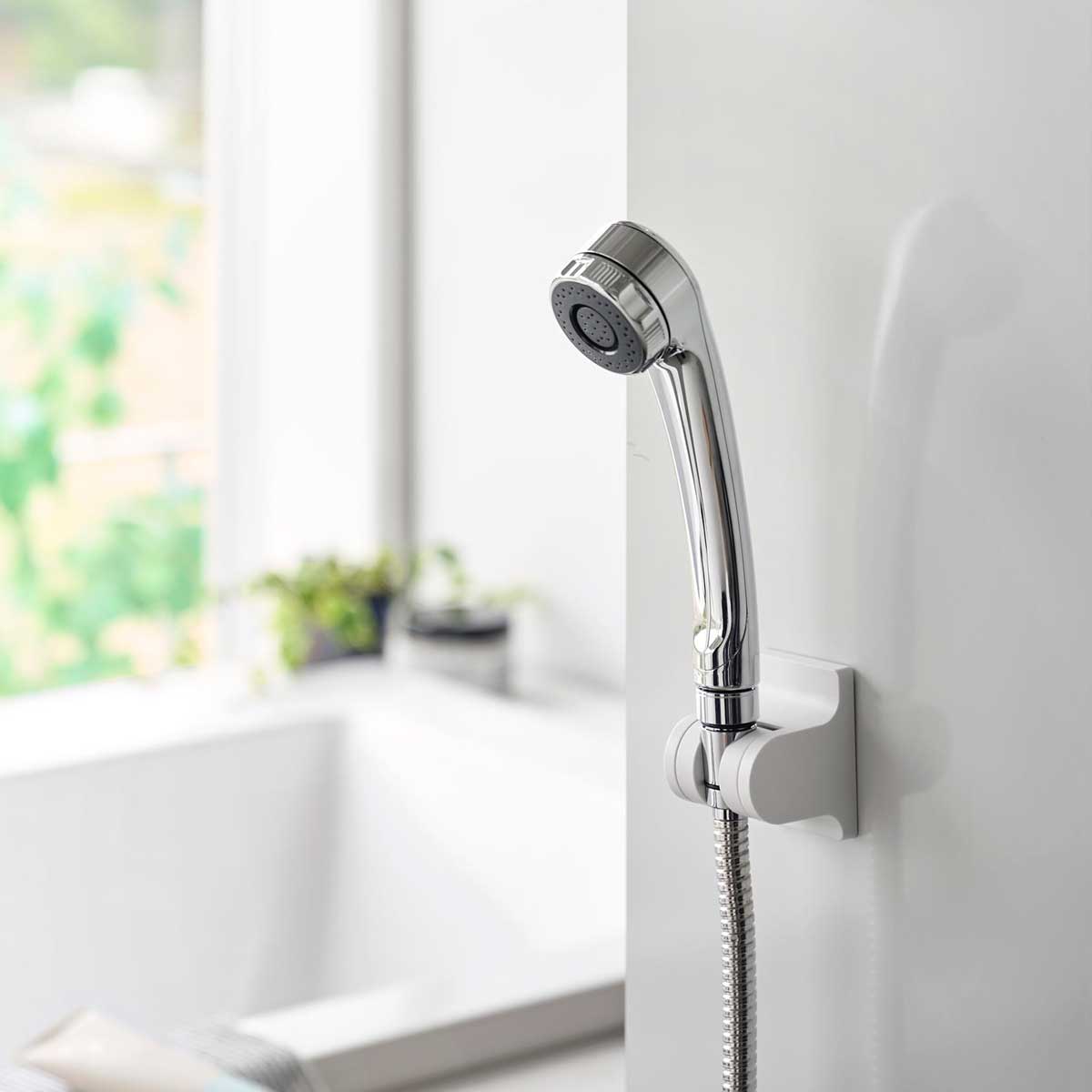 3段階調節できるシャワーフック フィルムフックでお好みの位置に簡単取り付け。10度ごとに3段階の角度調節ができる便利なシャワーホルダーです。内側のストッパーで、水圧がかかってもズレにくく、使いやすい仕様です。浴槽の壁面に取り付ければ、お子様...