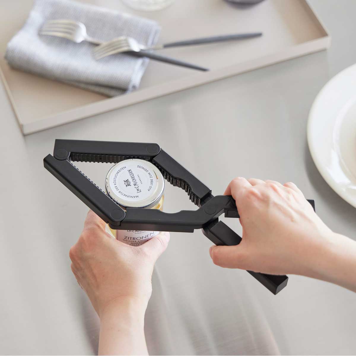 キャップオープナー 山崎実業 正規品 tower タワー 軽い力で開けられるマグネットキャップオープナー 蓋をしっかりホールド ビン ペットボトル マグネット収納 便利グッズ 10431 ブラック