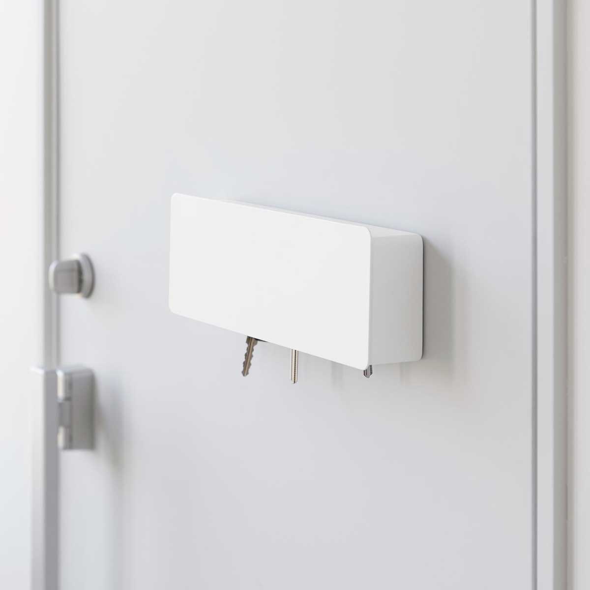 キーフック 山崎実業 正規品 tower タワー マグネットキーフック ロング マグネットで簡単設置 壁付け 壁掛け 扉付き キーボックス キーケース 10342 ホワイト