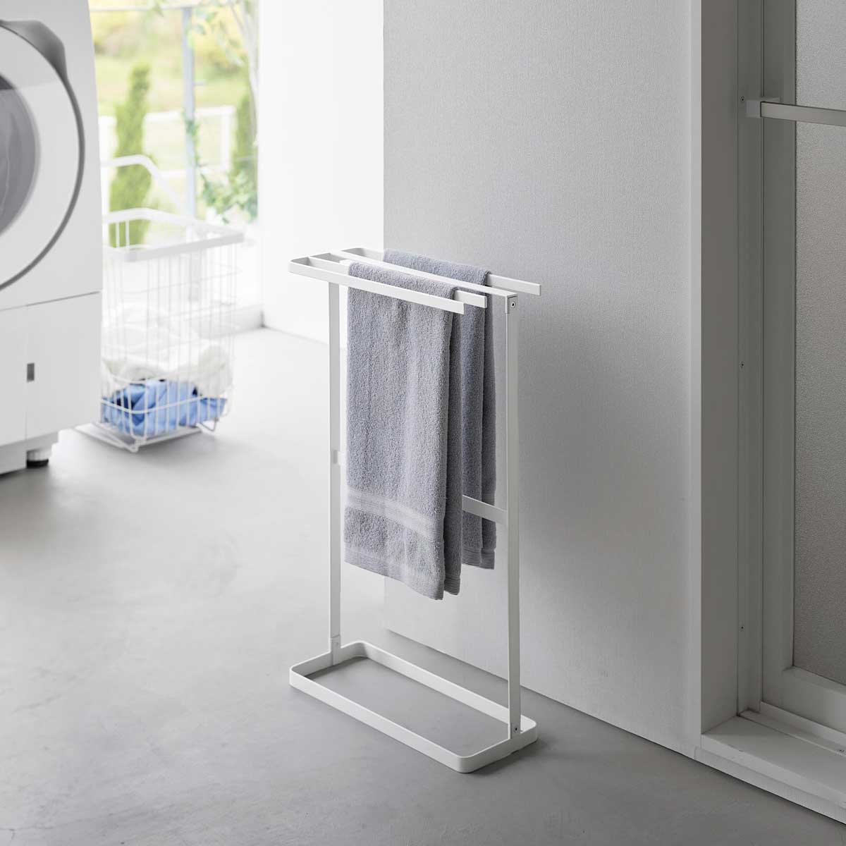 タオルハンガー 山崎実業 正規品 tower タワー 横から掛けられるタオルハンガー タオルをスッと楽に掛ける バスマット タオルラック タオル掛け 10549 ホワイト