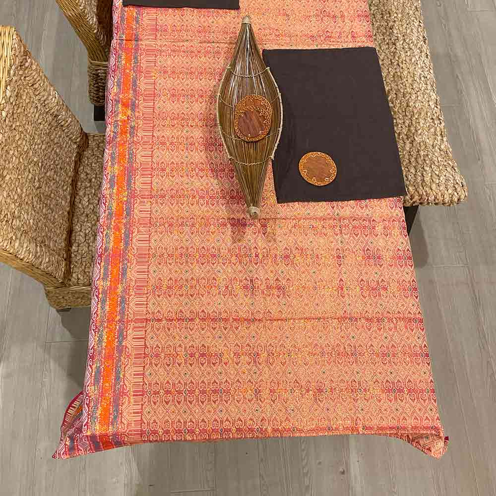 【インテリア雑貨 おしゃれ バリ風】 テーブルクロス イカット 108×200cm キラキラ 金糸 ピンク系 A 布 生地 ファブリック テーブルランナー マルチカバー タペストリー 壁掛け インテリア 民族織り バリ雑貨 アジアン雑貨 ハート 菱形 織物 ハンドメイド素材 [ss2409]