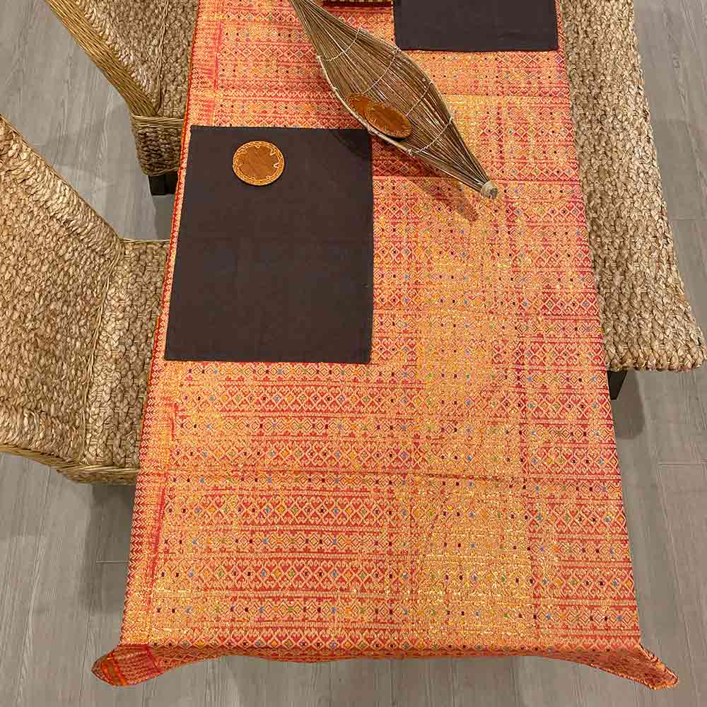 【インテリア雑貨 おしゃれ バリ風】 テーブルクロス イカット 108×200cm キラキラ 金糸 ピンク系 B 布 生地 ファブリック テーブルランナー マルチカバー タペストリー 壁掛け インテリア 民族織り クロス バリ雑貨 アジアン雑貨 織物 ハンドメイド素材にも [ss2409]