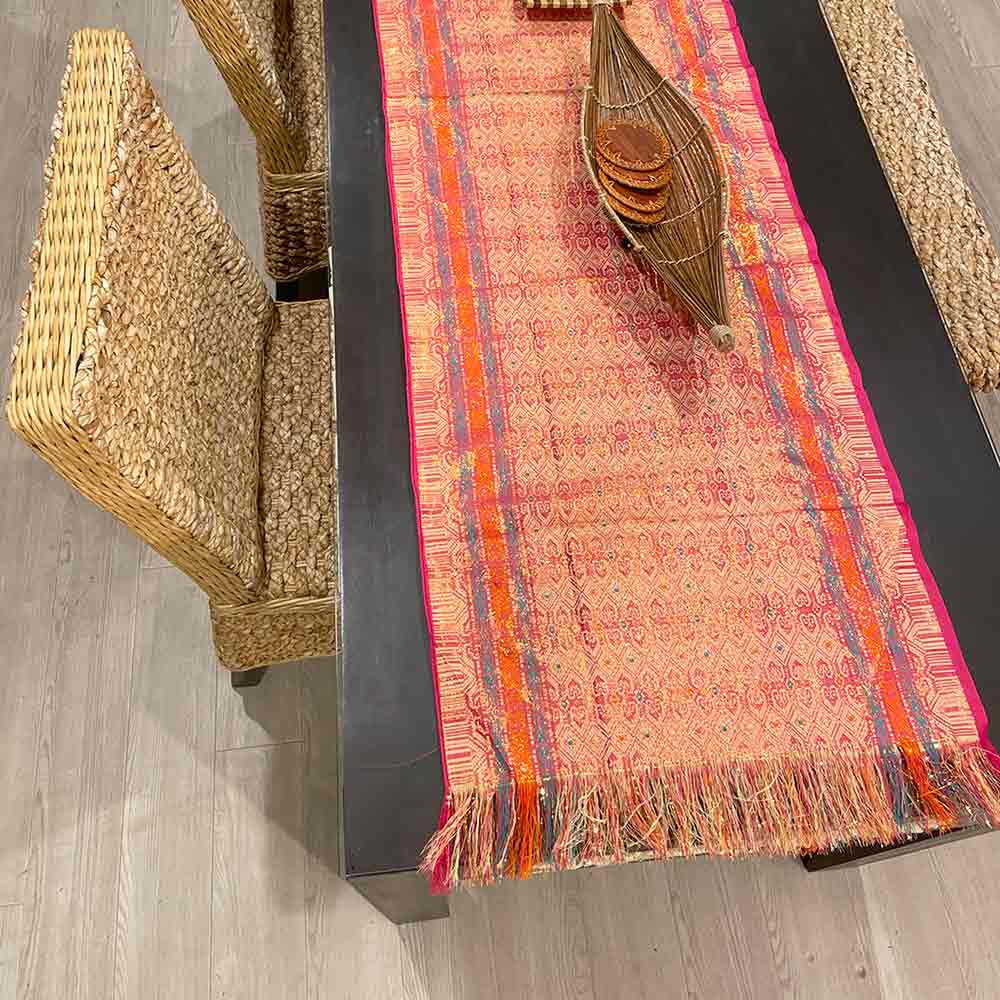 【インテリア雑貨 おしゃれ バリ風】 イカット テーブルランナー キラキラ 金糸 ピンク系 A 200×50cm 布 アジアン ファブリック モダン バリ 雑貨 ウォールデコレーション タペストリー 南国 おしゃれ アジアン雑貨 インテリア バリ風 織物 ハンドメイド素材 [ss2409]