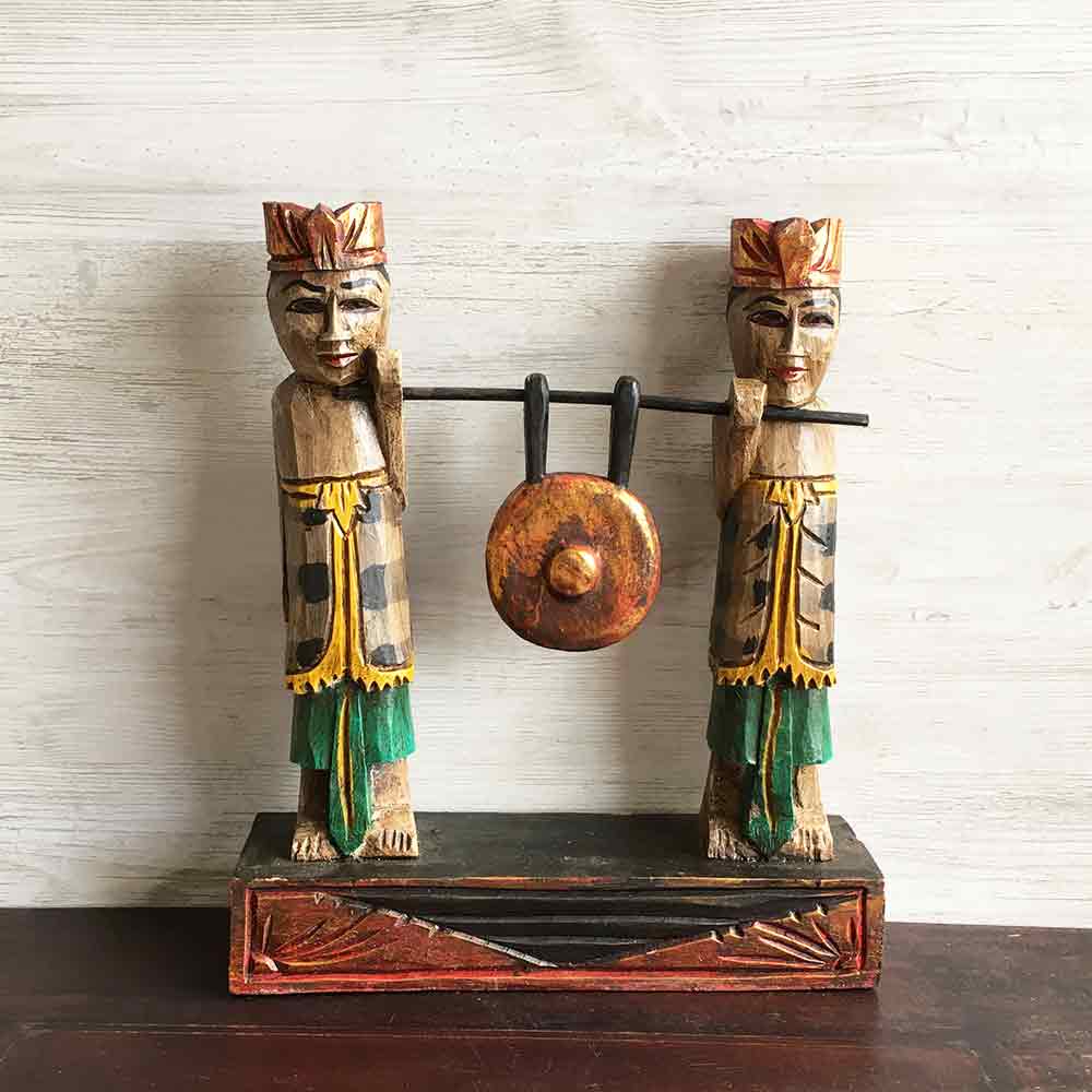 ゴングを持ったバリニーズ ペア 2人 木彫り 置き物 木製 ベージュ スタンドオブジェ アジアン 雑貨 バリ雑貨 インテリア 置物 南国 リゾート エスニック 民芸品 工芸品 職人 手作り ハンドメイドのサムネイル