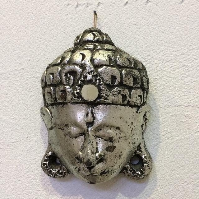 【インテリア雑貨 おしゃれ バリ風】 アジアン雑貨 インテリア バリ風 木彫り壁掛け ブッダヘッド シルバー 銀 銀色 ホワイト【ウォールデコレーション 15セ...