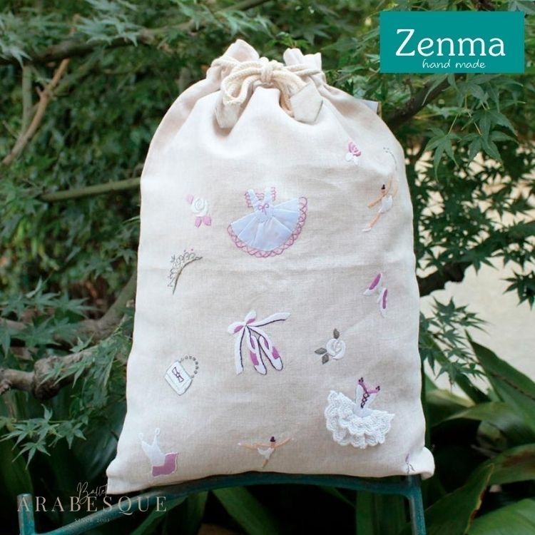 【メーカー】ZENMA ゼンマ（日本）ベトナム製 【素材】麻 。サイズ:50×34cm アップリケ、刺繍、レース使いのバレエモチーフ巾着 大きめの巾着はたっぷりの容量で大人のお着替えもしっかり入ります。 バレエ発表会の贈り物に。ハンドメイドのぬくもり。 手刺繍のため一枚ずつ表情が違います。