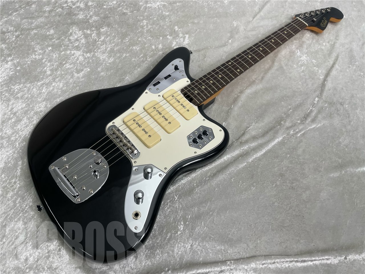 EDWARDSブランドでもワンランク上のPlatinum EditionからE-JG SGZ Custom -JGM- が発売。 EDWARDS Platinum Editionは、長年培ってきた技術を惜しみなく投入して、ESPブランドに匹敵する厳しい基準で製作される特別なEDWARDSです。細部に至るまで生産体制を徹底的に見直すことで高いコストパフォーマンスを実現しています。 Navigator N-JG SGZ Custom -JGM-のコンセプトをそのまま受け継いでいます。ベーシックなウッドマテリアルやハードパーツ、アッセンブリーはコストダウンも考慮し、可能な限りNavigatorで使用しているものに近いものを採用しています。特長的なピックアップですが、E-JGではすべてセイモアダンカンのSP90-1を搭載しています。 塗装には敢えて下地塗装を行わないことで薄い塗膜で、極力薄い仕上げとなっています。また、トップコートにはラッカーを使用していますので独特の感触と光沢が特長です。 SPEC BODY: Alder NECK: Hard Maple FINGERBOARD: Rosewood SCALE: 648mm NUT: Bone (42mm) FRET: #23, 22frets CONSTRUCTION: Bolt-on TUNER: GOTOH SD91-05M BRIDGE: DM5 Bridge &amp; TJ7 Tremolo PICKUPS: (Neck) Seymour Duncan SP90-1n (Middle) Seymour Duncan SP90-1n (Bridge) Seymour Duncan SP90-1b CONTROLS: Master Volume, Master Tone, Bridge PU ON/OFF Switch, Middle PU ON/OFF Switch, Neck PU ON/OFF Switch, Middle PU Direct Switch, Middle PU Volume&amp;Tone COLOR: Candy Apple Red, Black with GigCase ※こちらの商品は実店舗BIGBOSS御茶ノ水駅前店でも販売しております。商品が販売された場合にはサイトからすぐ商品削除をするよう心がけておりますが、場合によってはすでに売却済みの場合もございます。 予めご了承下さい。