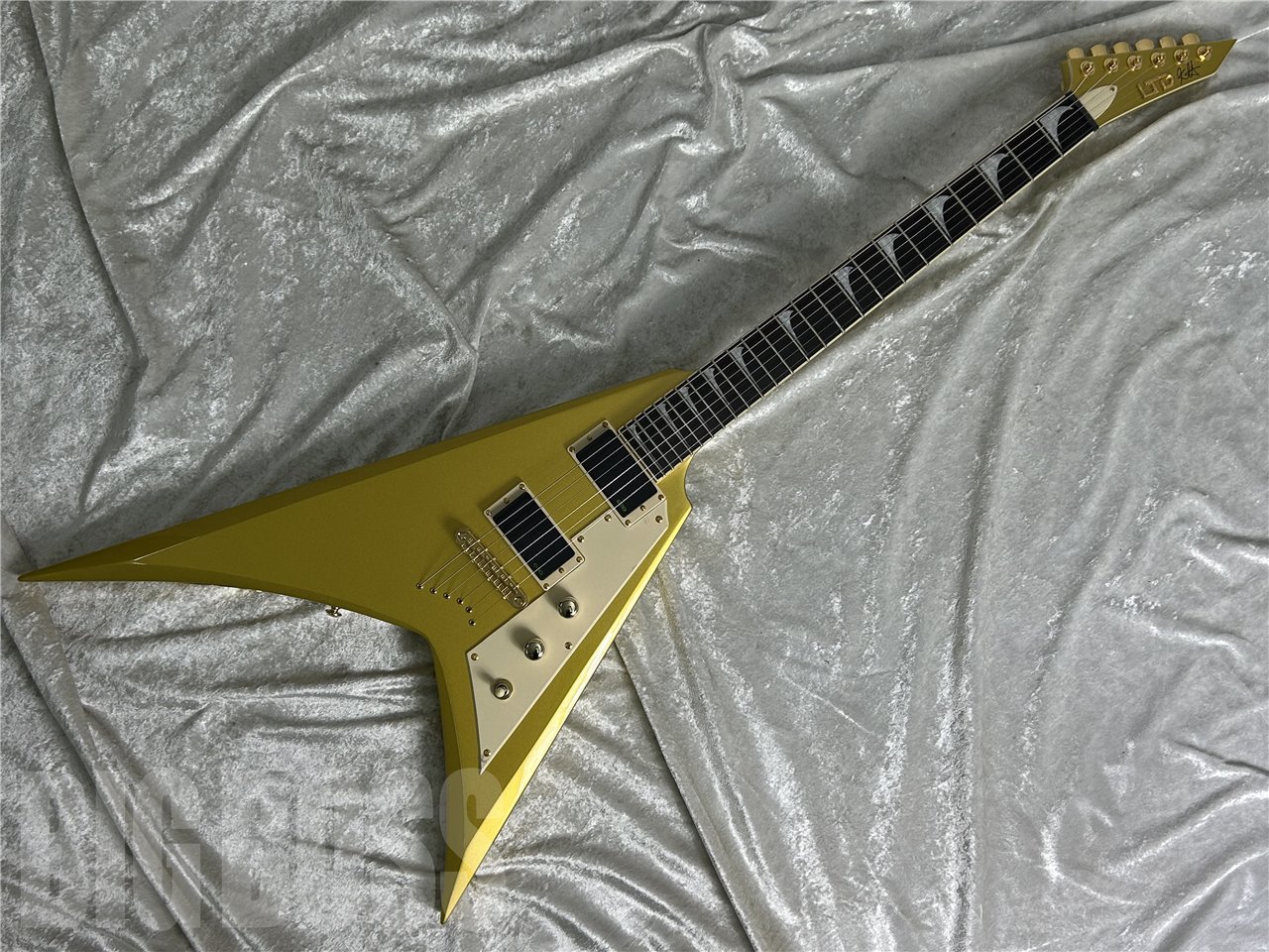 LTDより、カーク・ハメットの新しいシグネチュアモデル、KH-Vを発売します。 KH-Vはスルーネック構造で、3ピース・ハードメイプルネックに、リンバウッド（コリーナ）ウイングボディの非対称Vシェイプボディです。指板はマカッサルエボニーで、パーロイド・ウェーブ・インレイが入れられています。 ピックアップはカークのシグネチュアモデルであるEMG Bone Breakerピックアップを搭載しています。ブリッジは本体をスタッドに固定する事が出来るTonePros?で、ボディバックから弦を張るスタイルとなっています。コントロールは、ボリューム、トーン、ピックアップ・セレクターのシンプルな構成です。ペグにはLTDロッキングチューナーを搭載しています。 ブラックハードウェアとブラックピックガードのBlack Sparkle、ゴールドハードウェアとゴールドピックガードのRed Sparkle、ゴールドハードウェアとクリームピックガードのMetallic Goldの、3カラーをラインアップしています。 BODY : Korina(Limba Wood) NECK : Hard Maple 3P GRIP SHAPE : Extra Thin U FINGERBOARD : Macassar Ebony INLAY : Parloid Wave SCALE : 648mm NUT : Molded (42mm) FRET : XJ, 24frets CONSTRUCTION : Neck-thru-body TUNER : LTD Locking BRIDGE : Tonepros Locking TOM w/String-Thru-body PICKUPS : (Neck) EMG KH BoneBreaker (Bridge) EMG KH BoneBreaker CONTROLS : Master Volume, Master Tone, Toggle PU Selector with GigCase ※こちらの商品は実店舗BIGBOSS御茶ノ水駅前店でも販売しております。商品が販売された場合にはサイトからすぐ商品削除をするよう心がけておりますが、場合によってはすでに売却済みの場合もございます。 予めご了承下さい。 【BIGBOSS 8つの安心】当点リペアマンが弾きやすいようにセットアップしてお送りさせていただきます。ご購入後のメンテナンス・セットアップもいつでも無料です！くわしくはこちらをご確認ください。