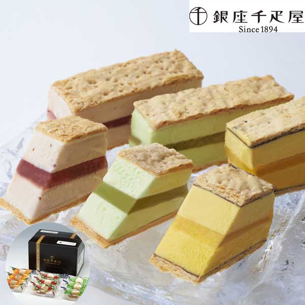 　チョコレートを敷いたパイ生地で、濃厚なアイスクリーム・フルーツソースをサンドした、見た目も美しい、銀座千疋屋オリジナルのミルフィーユアイスです。 ■温度帯：冷凍 ■原材料名／食品添加物： ●イチゴ：乳製品(国内製造)、イチゴソース、パイ生地、イチゴピューレ、砂糖、加糖卵黄、チョコレートコーチング／増粘多糖類、着色料（紅麹）、香料、酸味料、リン酸Ca、乳化剤、（一部に乳成分・卵・小麦、大豆を含む） ●オレンジ：乳製品(国内製造)、オレンジソース、パイ生地、砂糖、オレンジ濃縮果汁、加糖卵黄、チョコレートコーチング／糊料(加工デンプン、増粘多糖類）、着色料（カロチン）、酸味料、香料、リン酸Ca、乳化剤、（一部に乳成分・卵・小麦・オレンジ・大豆を含む） ●マスカット：乳製品(国内製造)、マスカットソース、パイ生地、砂糖、マスカット濃縮果汁、加糖卵黄、チョコレートコーチング／増粘多糖類、着色料（紅麹、クチナシ、紅花黄）、香料、乳化剤、pH調整剤、酸味料、酸化防止剤（V.C）、乳酸Ca、（一部に乳成分・卵・小麦、大豆を含む） ■保存方法：要冷凍(－18℃以下で保存してください。開封後はなるべく早くお召し上がりください。) ■規格：イチゴ、オレンジ、マスカット各3個(計9個) ■サイズ(mm)：240×185×160 ■発送の目安：問屋発注後、5営業日以内の発送予定。 ■関連キーワード：ミルフィーユ アイス 千疋屋 果物 フルーツ スイーツ 詰合せ 詰め合わせ プレゼント ギフト