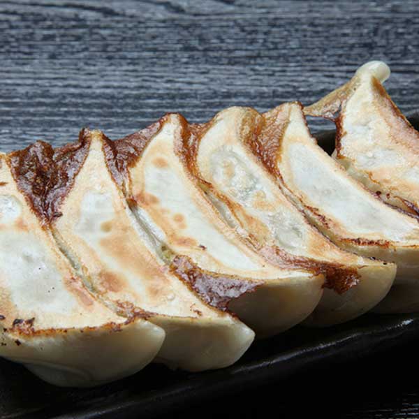 　さつき餃子は、素材に豚肉・ニラ・ネギ・キャベツ・生姜・ニンニクを使用しています。 おいしい素材のおいしさをストレートに伝えるために試行錯誤した結果の逸品です。 ■温度帯：冷凍 ■原材料名／食品添加物： ●さつき：[餃子]皮(小麦粉、塩)、野菜(キャベツ、ニラ、ネギ、生姜、ニンニク)、豚肉、豚背脂、醤油、清酒、ゴマ油、砂糖、鶏ガラスープ、小麦粉、食塩、胡椒／調味料(アミノ酸等)(一部に小麦・豚肉・大豆・ゴマを含む)[餃子のタレ]醤油、砂糖、醸造酢、食塩、ラー油、蛋白加水分解物、食用胡麻油／調味料(アミノ酸等)、着色料(カラメル色素、パプリカ色素)、 香辛料抽出物、 (一部に小麦・大豆・りんご・ゴマを含む) ●キムチ：[餃子]皮(小麦粉、塩)、野菜(キャベツ、ニラ、生姜、ニンニク、ネギ)、豚肉、豚背脂、キムチのタレ、醤油、ゴマ油、砂糖、鶏ガラスープ、小麦粉、食塩、胡椒／調味料(アミノ酸等)(一部に小麦・豚肉・大豆・鶏肉・ゴマを含む)[餃子のタレ]醤油、砂糖、醸造酢、食塩、ラー油、蛋白加水分解物、食用胡麻油／調味料(アミノ酸等)、着色料(カラメル色素、パプリカ色素)、 香辛料抽出物、 (一部に小麦・大豆・りんご・ゴマを含む) ●ゆず：[餃子]皮(小麦粉、塩)、野菜(キャベツ、玉葱、ニラ、ゆず、生姜、ニンニク)、豚肉、豚背脂、醤油、ゴマ油、小麦粉、食塩(一部に小麦・豚肉・大豆・ゴマを含む)[餃子のタレ]醤油、砂糖、醸造酢、食塩、ラー油、蛋白加水分解物、食用胡麻油／調味料(アミノ酸等)、着色料(カラメル色素、パプリカ色素)、 香辛料抽出物、 (一部に小麦・大豆・りんご・ゴマを含む) ●青しそ：[餃子](小麦粉、塩、野菜(キャベツ、ニラ、生姜、ニンニク、青しそ、ネギ)、豚肉、豚背油、醤油、清酒、ゴマ油、砂糖、鶏ガラスープ、小麦粉、食塩、胡椒／調味料(アミノ酸等)(一部に小麦・豚肉・大豆・鶏肉・ゴマを含む)[餃子のタレ]醤油、砂糖、醸造酢、食塩、ラー油、蛋白加水分解物、食用胡麻油／調味料(アミノ酸等)、着色料(カラメル色素、パプリカ色素)、 香辛料抽出物、 (一部に小麦・大豆・りんご・ゴマを含む) ■保存方法：-18°C以下で保存して下さい。 ■賞味期限：製造日より90日 ■規格：さつき20g×45個、キムチ、ゆず、青しそ各20g×15個、タレ8g×18袋 ■サイズ(mm)：344×274×132 ■発送の目安：問屋発注後、5営業日以内の発送予定。