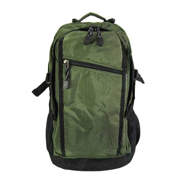 　無地で多機能タイプのディパックです。定番ロングセラー商品! ! ■商品詳細■　 ■カラー■　 メイン層で約21リットルの容量を確保した、大容量Dパックリュックです。 胸ベルトや多機能ポケットが装備された、 使いやすいデザインと機能性で、定番ロングセラー商品です! ! 通勤・通学・旅行・トラベル時のサブバッグ等、 様々なシーンでお使い頂けるシンプルなリュックサックです。 商品管理番号： 3R75-00 サイズ： 約 50×32×17 cm（タテ×ヨコ×マチ） 素材： ナイロン ブランド： RV SPORTS ポケット： 外側:ファスナー×4、オープン×2 内側:ファスナー×2、オープン×2 ■その他■ ※注意 初期不良や、当店による商品間違え以外の お客様ご都合、または着用後の「返品・交換」はお受けしておりません。 商品のサイズ等お間違えのないよう、ご確認の上お買い求め下さい。 縫製品の為、サイズについては実際の商品と多少の誤差が生じることがあります。 掲載商品の写真は、撮影の都合上、実際の商品と色や質感が多少異なることがあります。