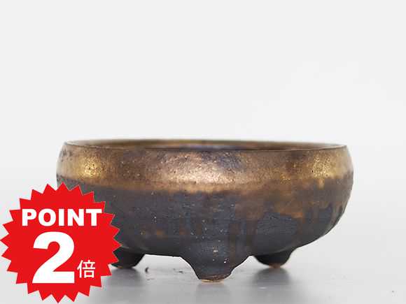 商品詳細 SPEC 6号鉢までが入ります 鉢幅21cm×高さ9cm *陶器は手作り成形のため、表記サイズより誤差があります。また焼き物の特性上、色ムラや小さなヒビ、へこみ等がある場合がございますが使用上問題のない場合はご了承下さい。 通常2営業日以内に発送致します。お急ぎの場合はご連絡下さい。土日祝日は発送お休みです。 【受け皿】【信楽焼】久庵 鉄鉢 7号 不在で家を開けてしまう時に最適の受け皿です。 出張や旅行に出かけることになったら、この受け皿の出番です。受け皿に鉢ごと入れ、水を鉢の半分まで水を入れます。これが腰水のやり方です。5号・6号鉢もあります。お持ちの鉢のサイズに合わせて下さい 樹種によっては腰水に適していない場合があります。6号鉢までが入ります 鉢幅21cm×高さ9cm 陶器は手作り成形のため焼き物の特性上、サイズ誤差、模様の違いや色ムラや小さなヒビ、へこみ等がある場合がございます。使用上問題のない場合は返品、交換は出来かねますのでご了承下さい。 この商品はギフト対応できません。ご依頼頂きましても通常包装での発送となります。 北海道・沖縄は現在配達できません。当該地域へのご注文はキャンセルさせて頂きますのでご了承ください。出張や旅行に出かけることになったら、この受け皿の出番です。受け皿に鉢ごと入れ、水を鉢の半分まで水を入れます。これが腰水のやり方です。5号・6号鉢もあります。お持ちの鉢のサイズに合わせて下さい 腰水をしたときのイメージです。6号鉢まで入ります。樹は付いていません。受け皿のみの販売です。
