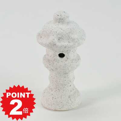 商品詳細 春日灯籠 砂付 SPEC 幅4cm　高さ8.5cm *陶器は手作り成形のため、表記サイズより誤差があります。また焼き物の特性上、色ムラや小さなヒビ、へこみ等がある場合がございますが使用上問題のない場合はご了承下さい。 通常2営業日以内に発送致します。お急ぎの場合はご連絡下さい。土日祝日は発送お休みです。 盆栽や枯山水など、より引き立てる添配。 春日灯籠 砂付 石造りの灯篭の中で一番有名な形の春日灯篭です。盆栽や盆景、枯山水の添え物、飾り用の小物としてミニチュアの白い灯篭はいかがでしょうか。自然の風景や、季節感を演出してメインのものをより引き立ててくれます。砂付きの雪見灯篭は植物の緑と合わせたり、枯山水の白い砂と合わせて和の趣感じる飾り物です。