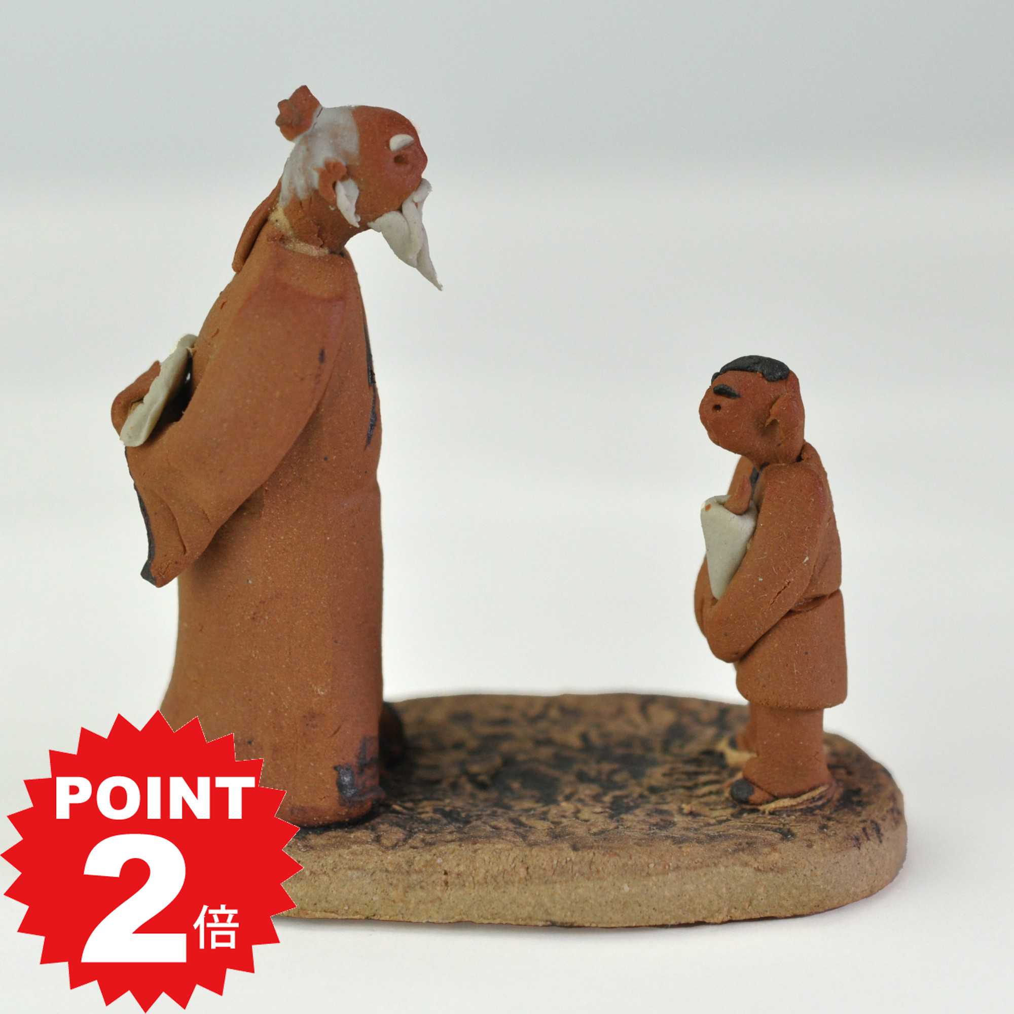 商品名 陶器の置物 フィギュア 祖父と孫 商品詳細 厳しさの中にも優しさを…祖父が孫に人生の教えや知恵を伝授しているような、そんなひと時を感じる添景です。土の風合いや質感が、風情を感じさせてくれます。 盆栽以外にも、苔盆栽やミニガーデンに添えても◎ 植物と合わせることで、ミニチュアの世界に深みとリアリティを加えてくれますよ。みなさんの思い描くストーリーをぜひ表現してください。 【サイズ】陶器製幅7.5cm x 奥行4cm×高さ7cm 　 ※陶器は手作り成形のため焼き物の特性上、サイズ誤差、模様の違いや色ムラや小さなヒビ、へこみ等がある場合がございます。使用上問題のない場合は返品、交換は出来かねますのでご了承下さい。※この商品はギフト対応できません。ご依頼頂きましても通常包装での発送となります。陶器の置物 フィギュア 祖父と孫 祖父から孫に伝える様々な知恵。飾りは盆栽や苔盆栽等に深みとリアリティを加えます。 厳しさの中にも優しさを…祖父が孫に人生の教えや知恵を伝授しているような、そんなひと時を感じる添景です。土の風合いや質感が、風情を感じさせてくれます。 盆栽以外にも、苔盆栽やミニガーデンに添えても◎ 植物と合わせることで、ミニチュアの世界に深みとリアリティを加えてくれますよ。みなさんの思い描くストーリーをぜひ表現してください。