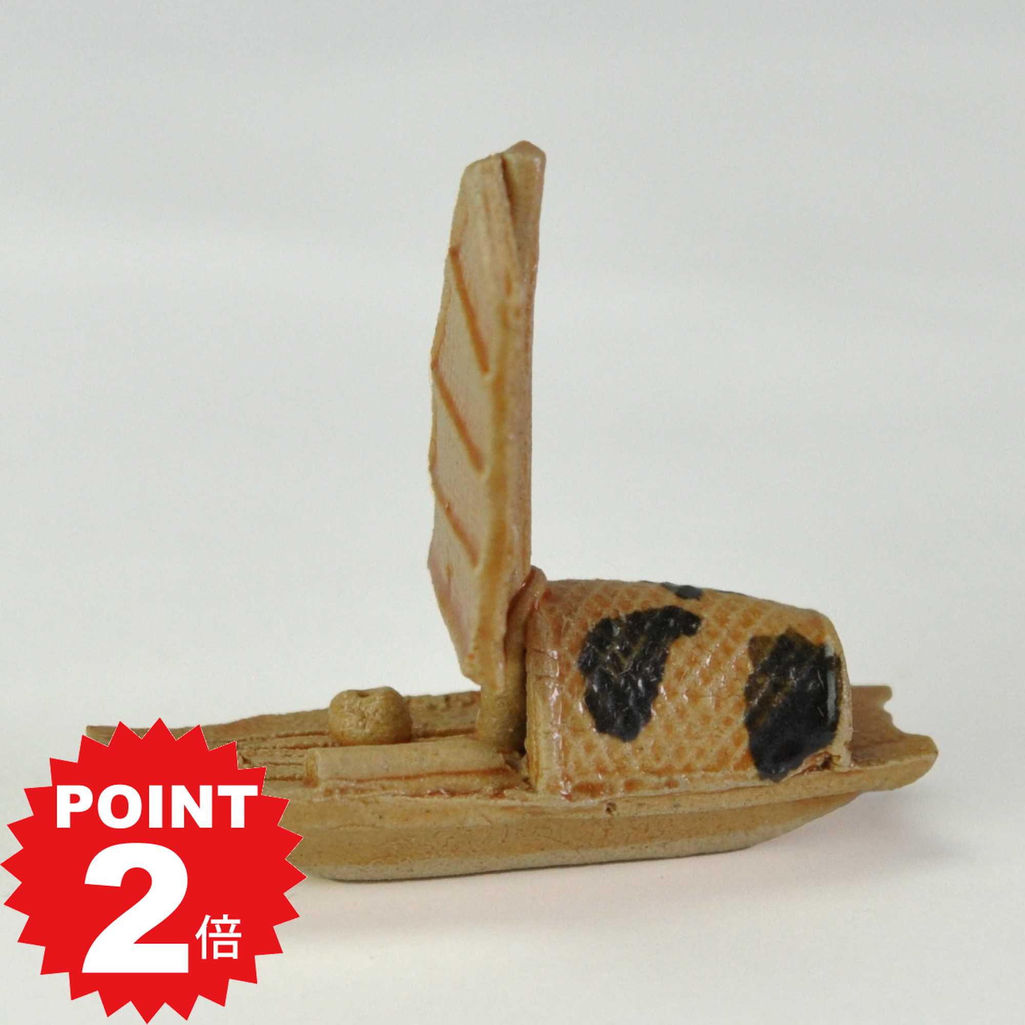 商品名 陶器の置物 フィギュア 行商人の船 カラー 商品詳細 手のひらに収まるサイズの行商人の小さな帆掛け船です。木製の船体に施された細やかなディテールが魅力的で、鮮やかな模様が施された荷物が目を引きます。荷物が空の様子から、長い旅を終えて帰路についている船を想像させます。運河のように並べて置いたり、他の船商品と一緒に飾ることで、より豊かな物語性を演出することができます。あなたの盆栽やジオラマに新たな魅力を加える一品として、ぜひ取り入れてみてください。 【サイズ】陶器製幅7cm x 奥行3cm×高さ6cm 　 ※陶器は手作り成形のため焼き物の特性上、サイズ誤差、模様の違いや色ムラや小さなヒビ、へこみ等がある場合がございます。使用上問題のない場合は返品、交換は出来かねますのでご了承下さい。※この商品はギフト対応できません。ご依頼頂きましても通常包装での発送となります。陶器の置物 フィギュア 行商人の船 カラー 鮮やかな模様が目を引く手のひらサイズの帆掛け船。 手のひらに収まるサイズの行商人の小さな帆掛け船です。木製の船体に施された細やかなディテールが魅力的で、鮮やかな模様が施された荷物が目を引きます。荷物が空の様子から、長い旅を終えて帰路についている船を想像させます。運河のように並べて置いたり、他の船商品と一緒に飾ることで、より豊かな物語性を演出することができます。あなたの盆栽やジオラマに新たな魅力を加える一品として、ぜひ取り入れてみてください。