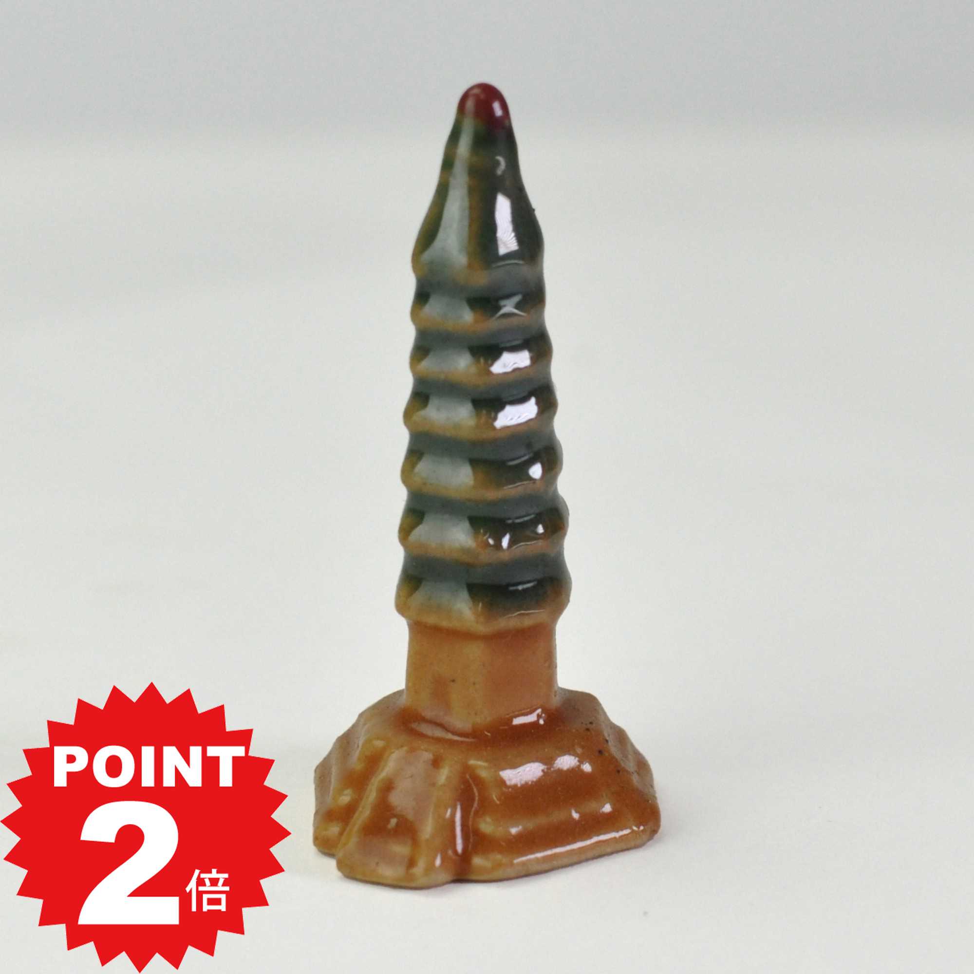 商品名 陶器の置物 フィギュア 9重の塔 商品詳細 中国広州にある六榕寺の九重の塔は有名ですが、地震国の日本においてはほとんど見ることができない塔のフィギアです。さすが中国、スケール感が違います。盆栽においても中国の盆栽は大きなものが多く、日本とは違う趣があります。そんな中国の雰囲気があじわえる九重の塔のフィギアです。盆栽に添えたり、ジオラマに使います。 【サイズ】陶器製幅2.8cm x 奥行3cm×高さ5.5cm 　 ※陶器は手作り成形のため焼き物の特性上、サイズ誤差、模様の違いや色ムラや小さなヒビ、へこみ等がある場合がございます。使用上問題のない場合は返品、交換は出来かねますのでご了承下さい。※この商品はギフト対応できません。ご依頼頂きましても通常包装での発送となります。陶器の置物 フィギュア 9重の塔 広州にある六榕寺の九重の塔を思わせる中国の塔フィギアです。 中国広州にある六榕寺の九重の塔は有名ですが、地震国の日本においてはほとんど見ることができない塔のフィギアです。さすが中国、スケール感が違います。盆栽においても中国の盆栽は大きなものが多く、日本とは違う趣があります。そんな中国の雰囲気があじわえる九重の塔のフィギアです。盆栽に添えたり、ジオラマに使います。
