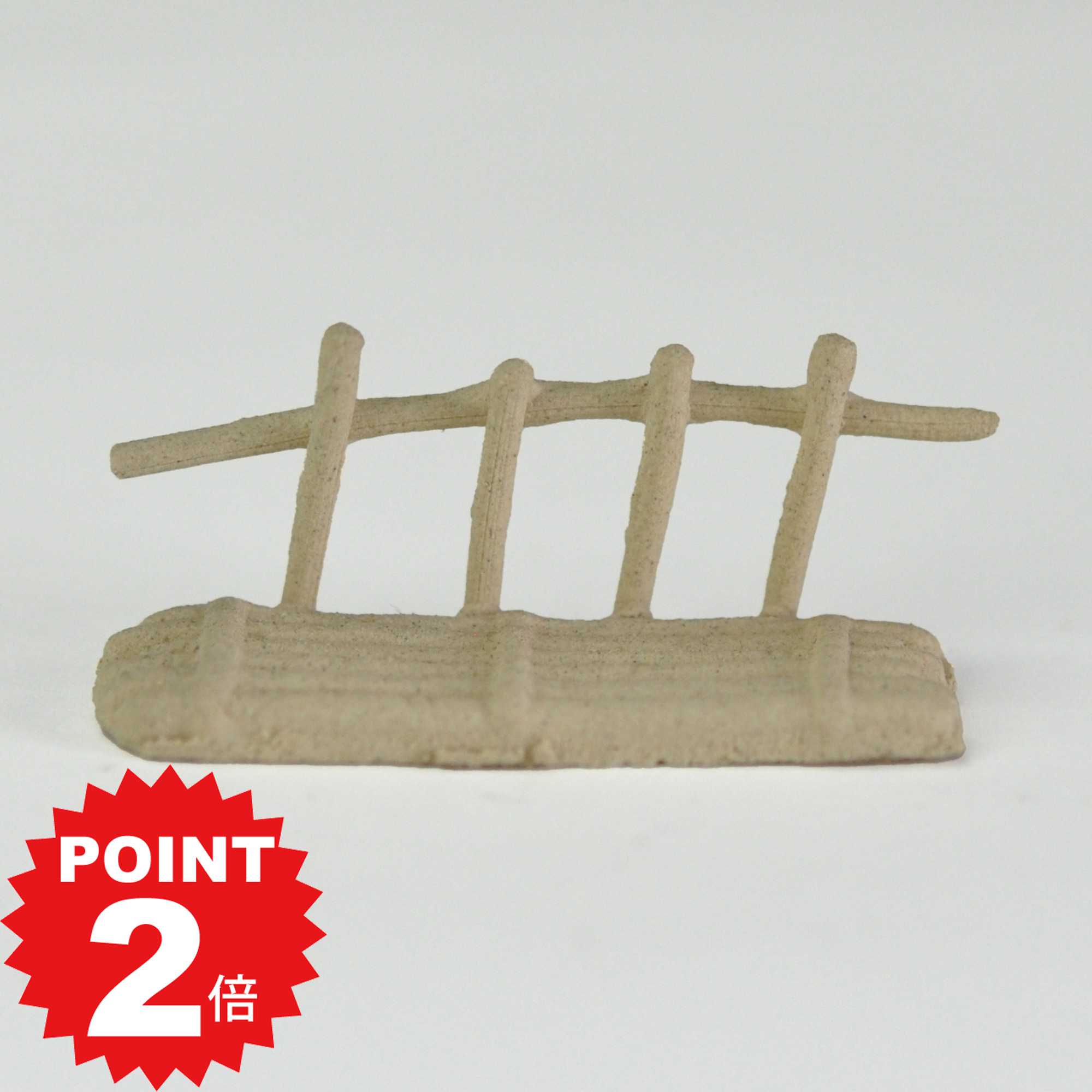 商品名 陶器の置物 フィギュア 田舎の橋 商品詳細 ナチュラルなカントリー調の橋のフィギュアです。簡素な木造橋で古き日本の山里の風景が浮かびます。コンパクトなミニチュアサイズはどこにも飾ることができ、コレクションケースやガラス容器などにその他のパーツと合わせてミニチュアの世界を表現できます。ジオラマ作りや苔テラリウムの景色作りなどにおすすめのサイズです。 【サイズ】陶器製幅4cm x 奥行1cm×高さ2cm 　 ※陶器は手作り成形のため焼き物の特性上、サイズ誤差、模様の違いや色ムラや小さなヒビ、へこみ等がある場合がございます。使用上問題のない場合は返品、交換は出来かねますのでご了承下さい。※この商品はギフト対応できません。ご依頼頂きましても通常包装での発送となります。陶器の置物 フィギュア 田舎の橋 簡素な木造橋で、古き日本の山里の風景を彷彿とさせます。 ナチュラルなカントリー調の橋のフィギュアです。簡素な木造橋で古き日本の山里の風景が浮かびます。コンパクトなミニチュアサイズはどこにも飾ることができ、コレクションケースやガラス容器などにその他のパーツと合わせてミニチュアの世界を表現できます。ジオラマ作りや苔テラリウムの景色作りなどにおすすめのサイズです。