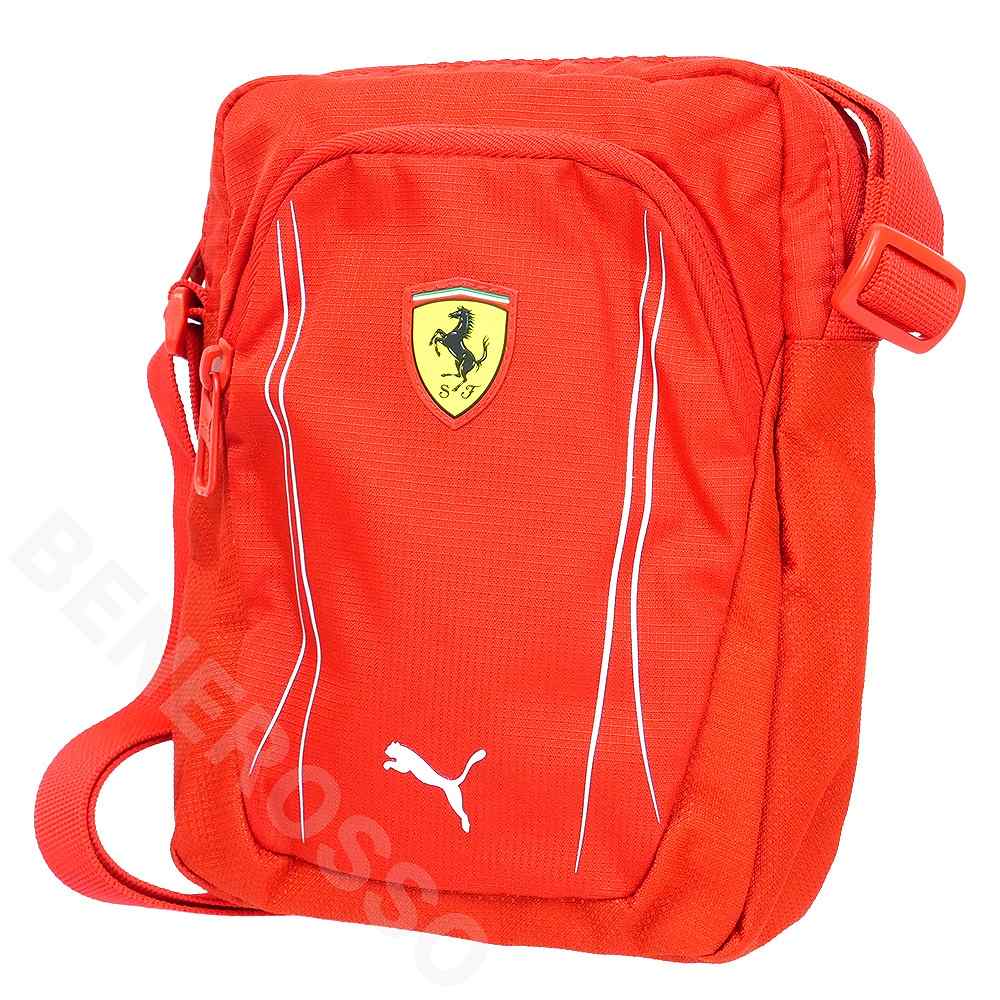 PUMA FERRARI 2023 コレクション（秋冬） カラー：レッド サイズ：W15×H20×D6.5cm(2L) 素　材：ポリエステル100％（リサイクル素材） 中国製 品　番：079824-01 4099684478096 202309 正面にスクデットがついた、小型のショルダーバッグ。 サイドのホワイトのラインを入れて、フェラーリらしい色づかいになっている。 財布やキーリング、スマホなどポケットに入れるようなものが入るサイズ感。 正面には逆Uの字型に開く小さいポケットがあり便利。 背中はダブルラッセルメッシュを使い通気性が考えられている。 近くへの散歩、コンビニへの買い物など近場へのお出かけや、レース観戦のチケット入れなどにピッタリ！