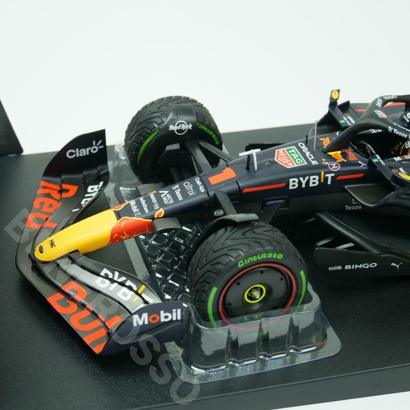 MINICHAMPS 1/18スケール オラクル レッドブル レーシング RB18 M.フェルスタッペン 日本GP 2022 ウィナー ピットボード付き 110221801 2