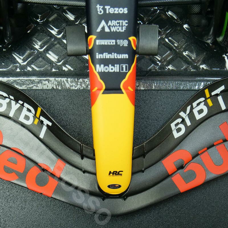 MINICHAMPS 1/18スケール オラクル レッドブル レーシング RB18 M.フェルスタッペン 日本GP 2022 ウィナー ピットボード付き 110221801 3