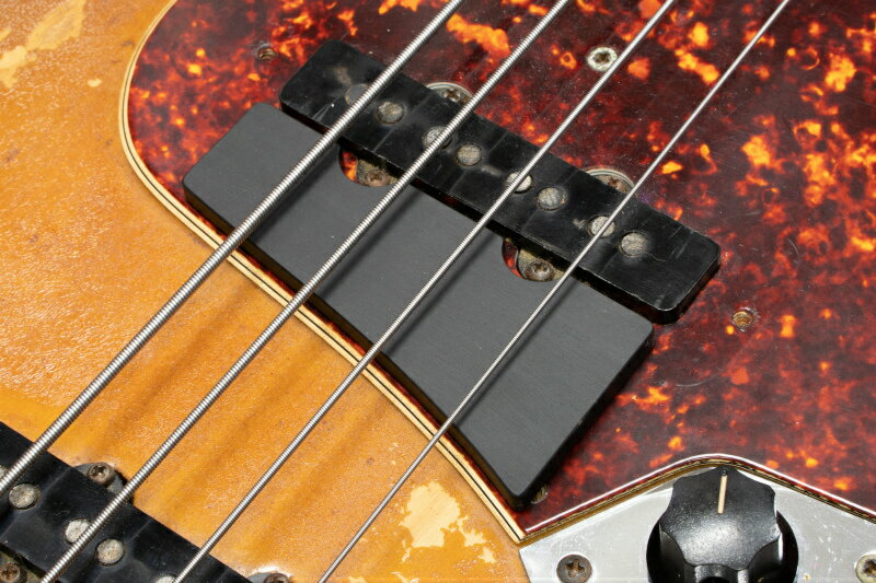 ジャズベースのフロントPU寄りにちょうど収まるサイズのフィンガーランプです。 素材にはギブソンなどのメーカーがエボニーの代替材として採用しているリッチライト（Richlite）を使用しました。 素晴らしい安定性と、つややかなルックスが特徴的です。 ※似た商品がいくつかございますので、購入の際は十分にお気をつけください。 3ヶ月保証付き 頑丈な段ボール箱で発送します。 海外向けの発送にも対応します。 will be packed with a hard cardboard box. We do ship internationally.ジャズベースのフロントPU寄りにちょうど収まるサイズのフィンガーランプです。 素材にはギブソンなどのメーカーがエボニーの代替材として採用しているリッチライト（Richlite）を使用しました。 素晴らしい安定性と、つややかなルックスが特徴的です。 ※似た商品がいくつかございますので、購入の際は十分にお気をつけください。 3ヶ月保証付き 頑丈な段ボール箱で発送します。 海外向けの発送にも対応します。 will be packed with a hard cardboard box. We do ship internationally.