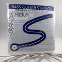 Stringjoyは少数精鋭でハイクオリティなギター弦を生産するナッシュビルのメーカーです。 日本ではあまり知られていないませんが、アメリカ国内においてはプロミュージシャンからの信頼は厚く、高い人気を誇っています。 ハンドメイドで作られるStringjoyは製作の全てのプロセスに人の手が入り、厳しいクオリティコントロールが行われます。 そのため所謂ハズレ弦が混入する確率は限りなく低く、上質な弦のみがパッケージされます。 スティール製のラウンドコアに最高級のアメリカンニッケルを巻きつけたStringjoyはブライト過ぎず、メロウ過ぎないバランスの良さと圧倒的なローエンドの反応の速さが特徴です。 ハンドワウンドらしく高域は控えめ。 ローエンドからミドルが豊かで、アンサンブルにおけるベースサウンドに説得力をもたらします。 ハイレンジでパワフルなサウンドの弦とは異なり、より重要な帯域にフォーカスした、輪郭のある低音といえるでしょう。 例えばロックミュージックで8ビートを支えるベースサウンドや、ヴォーカルを気持ちよく聴かせるポップスミュージックにピッタリ。 また、上質なマテリアルを使い、ハンドメイドで丁寧に作られたStringjoyはシルキーな手触りを持ちます。 スムースな演奏性は多くのベーシストの心強い味方になるでしょう。 素材にこだわり、正しいクラフトマンシップに基づいて製作されるStringjoy、ぜひお試しください。