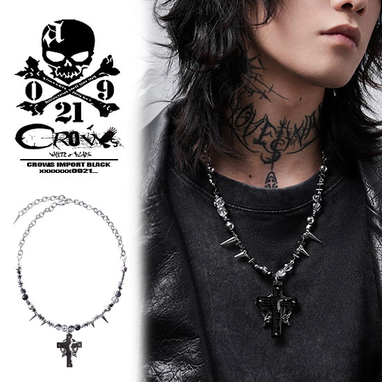 当店の洋服は細身シルエットになります。インポート商品など、サイズ交換・返品などが出来ない商品も数多くありますので、採寸表を必ず確認のうえ、ご注文いただきますよう、お願いいたします。[Alleglo×CROWS]エンブレムレイヤード・ゴシッククロスペンダント ワンカラー FREEサイズ 重厚な十字架に、 高貴な紋章モチーフを重ね合わせた立体的な造形美が光るネックレス。 繊細な彫り込みが施された紋章がクロスの中心で圧倒的な存在感を放ち 、胸元に奥行きのある影を落とします。 退廃的な美しさを愛するV系の装いを華やかに彩り、 モノトーンでまとめるモード系にはシャープなアクセントを添えます。 大人スタイルとしては、シンプルなVネックやシャツから覗かせ、 品格の中に「鋭い遊び心」を感じさせる着こなしが正解。 時代に流されない、静かな迫力を宿した逸品です。 サイズ 首回り約60-65cm 素材合金 チタン 関連商品 ■他のネックレスは【コチラ】 ■他のグッズは【コチラ】 ■他のAlleglo×CROWSアイテムは【コチラ】 ■GOAT/ゴートのトップページは【コチラ】