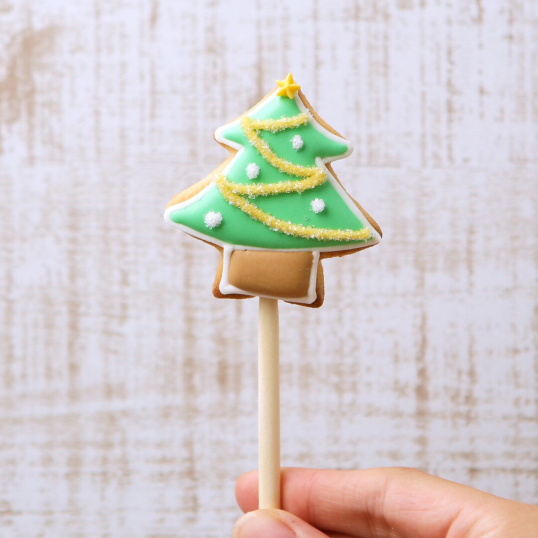 ツリーのクッキーポップ。小さなツリークッキーです！ベースカラー（緑色、赤色、おまかせ）からお選び頂けます。クリスマスプレゼントに♪ &nbsp; &nbsp; ※下記内容を必ずご確認ください※ 【名入れ・文字変更について】 ひらがな、カタカ...