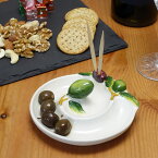 イタリア 食器 オリーブ 専用 食器 (12cm) オリーブ柄 陶器製 ピックスタンド付 渦巻き 型の お皿 グリーンオリーブ 手作り ヨーロッパ 南欧食器 イタリア製 おしゃれ 白 プレート Italy bre-1573s-ov