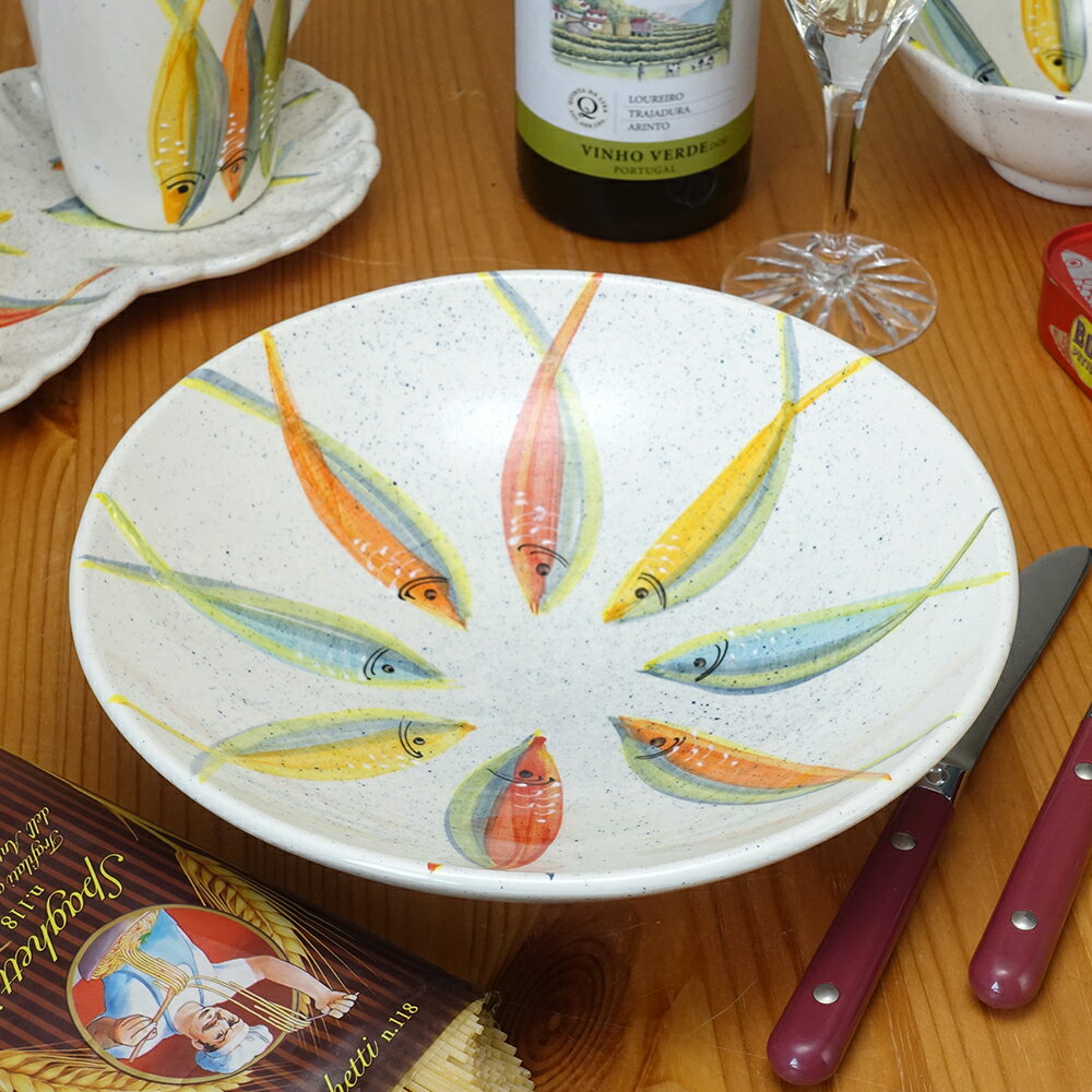 乐天商城 - ポルトガル製 陶器 パスタ皿 イワシ柄 手描き食器 サルディーニャス 白地 ラウンドボウル 深皿 カレー皿 直径22cm 洋食器 テーブルウェア 南欧 europe_plum pfa-995fi