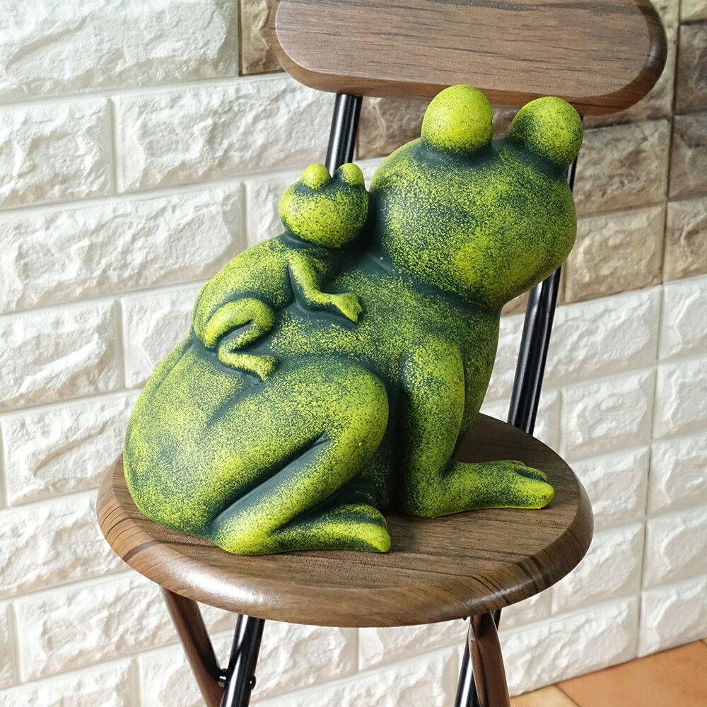 ポルトガル製 かえる グリーン カエル 置物 オブジェ 赤 リボン ネクタイ テラコッタ製 縁起物 ラッキーアイテム アンティーク調 ガーデンオブジェ 26cm 幸せ 【おんぶカエル】 輸入雑貨 陶器製 緑 カエルグッズ 開運 蛙? europe_plum pto-1002g