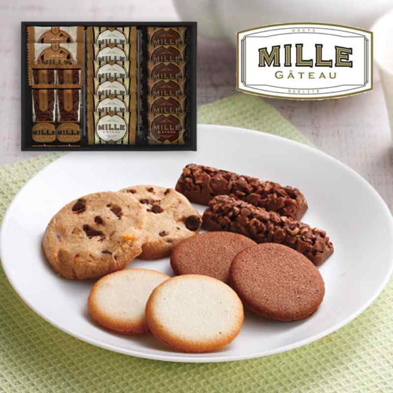 商品内容 ミルククランチバー×4、ナッツとチョコのざっくりクッキー×2、ラングドシャ（プレーン・ショコラ）×各6 メーカー品番CZ-20 加工地日本 包装種別区分化粧箱入 箱サイズ幅 29×奥行 21×高さ 4.5cm 重量290g 保存状態常温 賞味期間製造より180日 アレルギー卵・乳成分・小麦・大豆・マカダミアナッツナッツとチョコのざっくりクッキー、なめらかな口当たりの生地に2種類のチョコクリームをサンドしたラングドシャ。コーヒー、紅茶によく合う焼き菓子を詰合せました。 ご自身でオリジナルメッセージカードが作成できるアプリです。内祝いから香典返しまで、幅広いデザインが80種類以上。季節ごとに入れ替わります。結婚・出産のお返しに写真や動画を付けて。香典返しや法事のお返しに、あまり堅苦しくないカードを。参考文例もでるので、知識がなくてもふさわしい文章を付けられます。 香典返しや法要の引物に使える弔事用カード （このページで選択できます） 親しい相手への香典返しや、供花へのお礼、法要の引物などに利用できます。注文時に選択し、備考欄へ入れたい文章を入力してください。アプリを使わなくても簡単に申し込めます。仏教以外の場合でも使いやすい草花やかすみ草デザインもあります。 定番の蝶結びや仏事用の蓮のし、宗派関係なく使える胡蝶蘭のデザインのしなど、多くの種類からお選びいただけます。しきたりにとらわれないデザインのしが人気です。