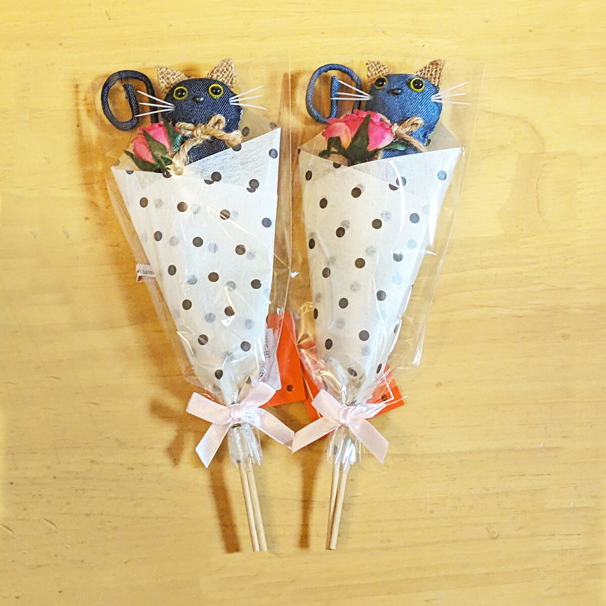 【今だけ10%OFFセール！】SALE 猫とバラのプチブーケ【卒業祝い 卒業式】【ホワイトデー 就職祝い 進学祝い 進級祝い 母の日】のサムネイル