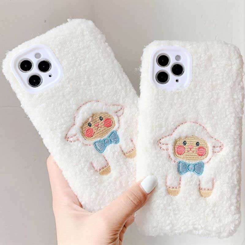 【メール便送料無料】ふわふわ もこもこ ひつじ ヒツジ 白 かわいい おしゃれ 冬 iPhone7 iPhone8 iPhone7Plus iPhone8Plus iPhoneX iPhoneXs iPhoneXR iPhoneXS Max iPhone11 11Pro 11Pro Max iPhoneSE iPhone12 12mini 12Pro 12ProMax