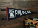 オックスフォードペナントの ペナント ” PHILADELPHIA LIBERTY ” の入荷です。 ニューヨーク州バッファローにて、2013年に創業の オックスフォードペナント、MADE IN USAにこだわったモノ作りがポリシーです。 アメリカンスポーツのトラディショナルなスタイルにインスパイアされたペナントは、化繊素材を使わずに、ウール、コットンで製造しています。 インテリアとしても勿論の事、ガレージやアンティーク雑貨とも相性の良い雰囲気に仕上がっております。 商品情報 サイズ H22 x W68.5/cm ※サイズには若干の個体差がある場合がございます。 素材ウール/コットン 生産国アメリカ製